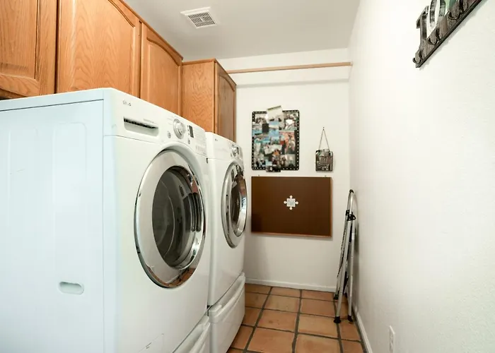 Villa Upscale Abode: Walk To South Mountain Park