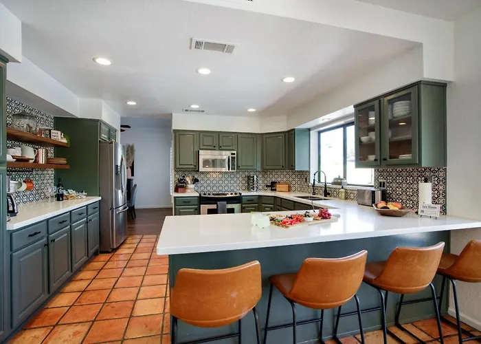Upscale Abode: Walk To South Mountain Park