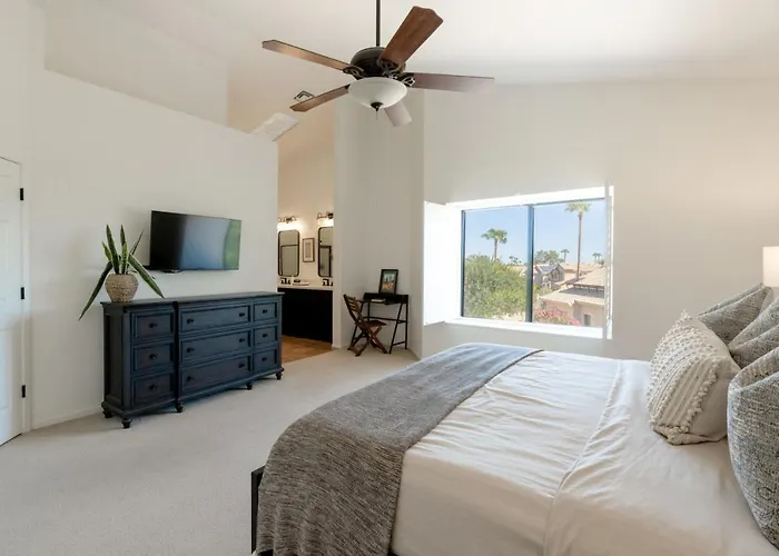 Villa Upscale Abode: Walk To South Mountain Park
