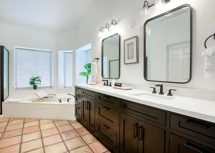 Upscale Abode: Walk To South Mountain Park Villa *